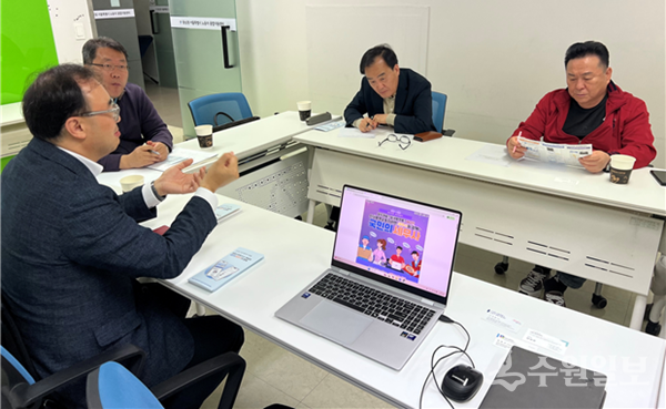 송명준 한국세무사회전산법인 대표가 국민의세무사에 대해 플랫폼노동자 단체에게 설명하고 있다. (사진=한국세무사회)