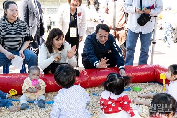 정명근 화성특례시장이 영유아가족 어울림축제에 참석, 영유아에게 인사를 건네고 있다. (사진=화성시)