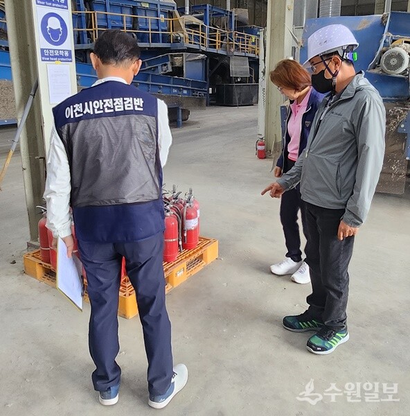 이천시안전점검반이 시내 안전취약시설에 대해 안전점검을 하고 있다. (사진=이천시)