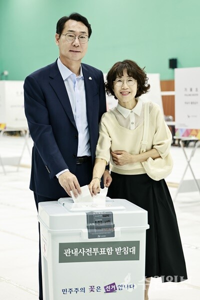 정명근 화성특례시장(왼쪽)이 29일 부인 이선희 여사와 함께 봉담읍사전투표소에서 사전투표를 하고 있다. (사진=화성시)