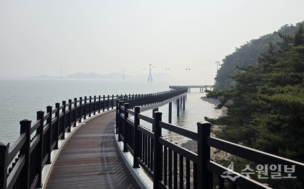 전곡항 층상응회암 해상관찰로. (사진=화성시)