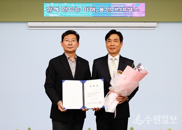 이상일 용인특례시장(왼쪽)이 29일 김진형 용인시시민프로축구단 초대 단장에게 임명장을 수여한 뒤 기념촬영을 하고 있다. (사진=용인시) 