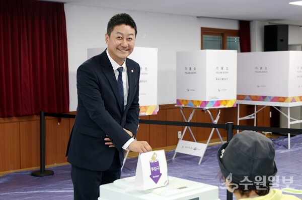 김진경 경기도의회 의장이 29일  수원시 우만2동 행정복지센터 사전투표소에서 투표에 참여하고 있다. (사진=경기도의회)