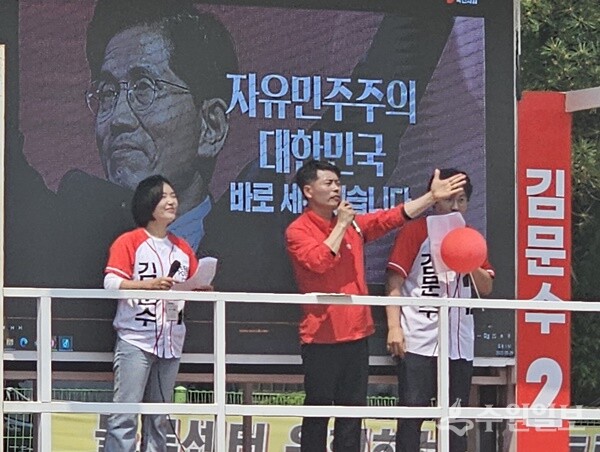 한대희 국힘 중앙당 홍보특보(가운데)가 지원유세를 펼치고 있다. (사진=국민의힘 광주시을 선거연락소)