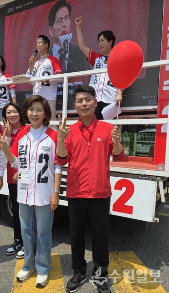 나경원 국힘 공동선대위원장과 한대희 국힘 중앙당 홍보특보가 지지자들에게 한표를 호소하고 있다.(사진=국민의힘 광주시을 선거연락소)