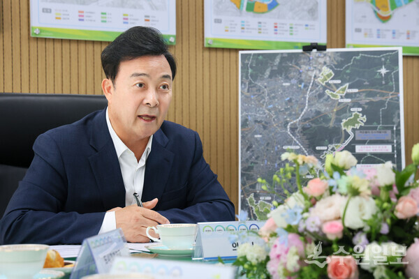 김성제 의왕시장이 시 주요 현안사항에 대해 설명을 하고 있다. (사진=의왕시)