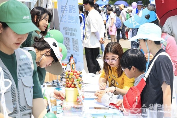 화성 뱃놀이축제에 참여한 시민들이 체험을 즐기고 있다. (사진=화성시)