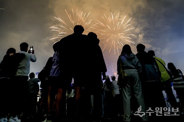 제15회 뱃놀이 축제를 찾은 방문객들이 불꽃놀이를 즐기고 있다. (사진=화성시)