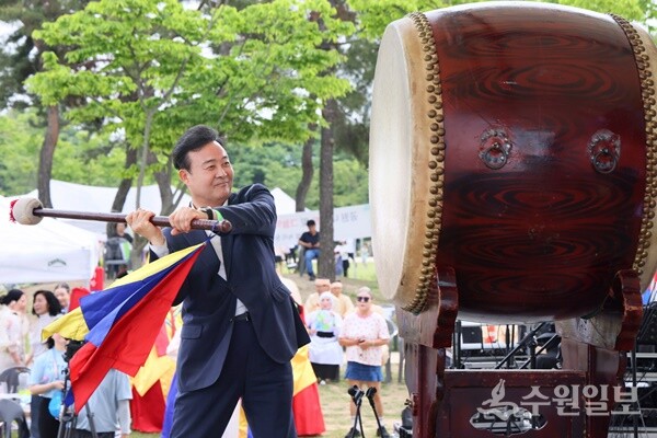 김성제 의왕시장이 '제22회 의왕단오축제' 개막을 알리는 대북을 치고 있다. (사진=의왕시)