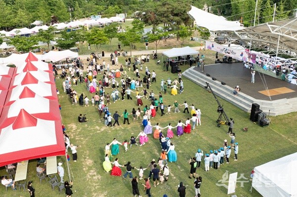 한국무용 시범단이 시민들과 함께 대동놀이인 ‘강강술래’를 추면서 의왕단오축제의 대미를 장식하고 있다. (사진=의왕시)