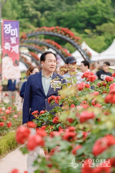 이권재 오산시장이 ‘오! 해피 장미 빛 축제’가 열리고 있는 고인돌공원을 둘러보고 있다. (사진=오산시)