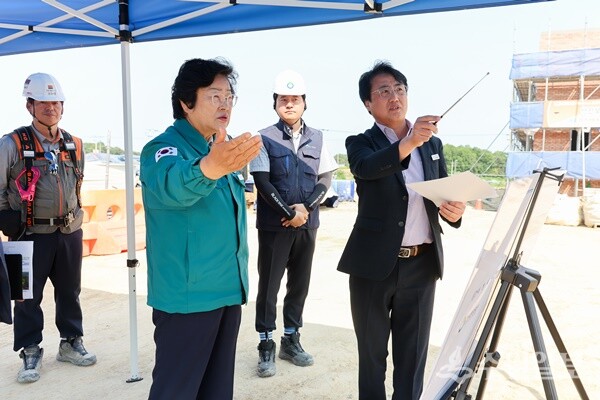 김경희 이천시장(왼쪽 두번째)이 민선 8기 3년 주요 사회간접자본(SOC) 사업 현장을 점검하고 있다. (사진=이천시)