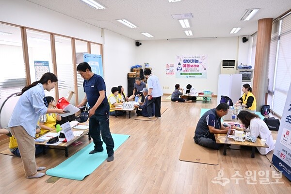 양평군이 지난해 9월부터 운영하고 있는 '찾아가는 이동보건소' 모습. 찾아가는 이동보건소는 군 보건소가 자체적으로 운영하면서 의료취약지역 주민들에게 무료진료부터 건강 측정, 사후 관리까지 통합적으로 보건의료 서비스를 제공한다. (사진=양평군)