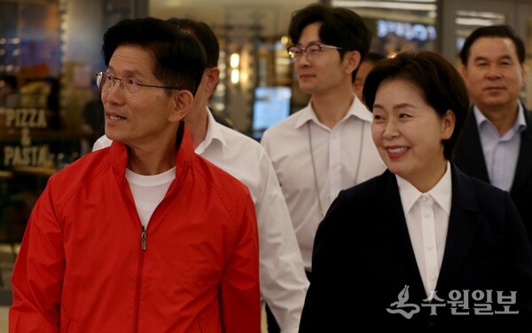 김문수후보(앞줄 왼쪽)와 양향자 대선공동선거대책위원장(앞줄 오른쪽), 박충권의원(뒷줄 왼쪽), 김구영 반도체·AI 총괄본부장(뒷줄 오른쪽)이 거리유세를 벌이고 있다. (사진=엄인용 기자)