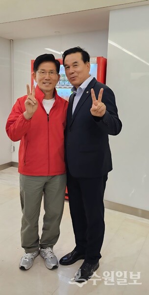 김문수후보가 김구영 반도체·AI 첨단산업총괄본부장과 서울 강남구 코엑스 동문앞에서 기념촬영을 하고 있다. (사진=엄인용 기자)