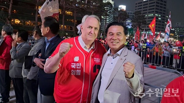 인요한 의원과 김구영 반도체·AI 총괄본부장이 거리 유세를 벌이다 기념촬영을 하고 있다. (사진=엄인용 기자])