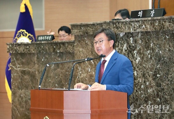 김하식 의원이 지하형 변전소 및 주민친화적 공간 조성을 주제로 5분 자유발언을 하고 있다. (사진=이천시의회)