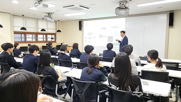 이계문 남양주도시공사 사장이 진접고등학교에서 청소년을 대상으로 특강을 하고 있다. (사진=남양주도시공사)