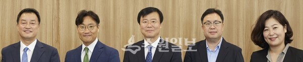 왼쪽부터 윤준호 정무수석, 안정곤 정책수석, 박용진 협치수석, 강권찬 기회경기수석, 조혜진 비서실장. (사진=경기도)