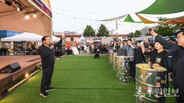 '제12회 오산 야맥축제'가 5일 화려하게 개막한다. 사진은 지난해 11회 축제 개막식에서 이권재 오산시장(왼쪽)이 건배를 외치고 있다. (사진=오산시)