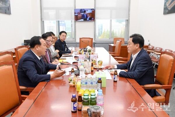 이권재 오산시장(왼쪽)이 지난해 10월 김선교 국민의힘 국회의원(오른쪽)을 만나 현안을 논의하고 있다. (사진=오산시)