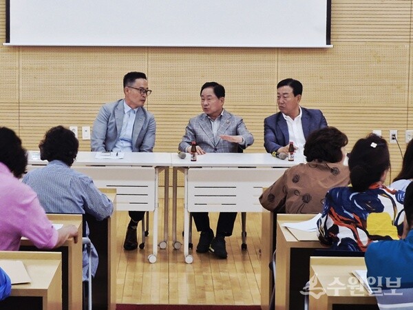 주광덕 남양주시장(가운데)과 이기복 다산행정복지센터장(왼쪽)이 ‘찾아가는 현장 통장회의’를 갖고 있다. (사진=다산행정복지센터)