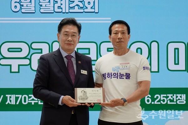 전진선 양평군수(왼쪽)가  ‘맨발의 사나이 조승환’씨를 홍보대사로 위촉한 뒤 기념촬영을 하고 있다. (사진=양평군)
