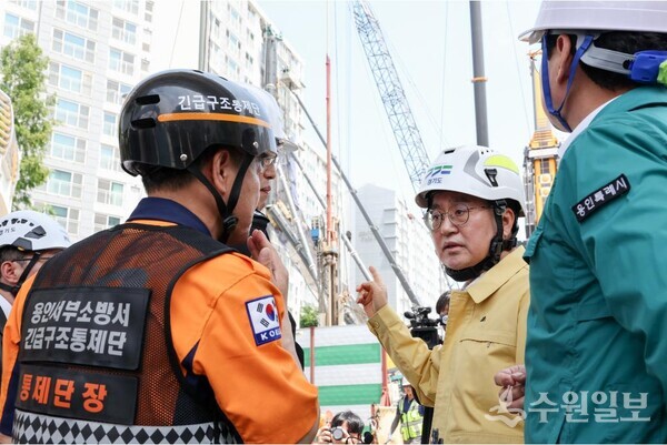 6일 오전 김동연 경기도지사가 용인 전철 공사현장 천공기 전도사고 현장 점검을 하고 있다. (사진=경기도)