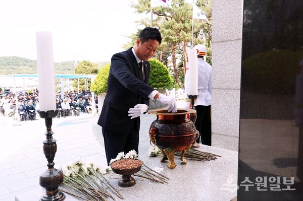 김진경 경기도의회 의장이 6일 오전 시흥시 현충탑에서 거행된 ‘제70회 현충일 추념식’에 참석, 헌화.분향하고 있다. (사진=경기도의회)