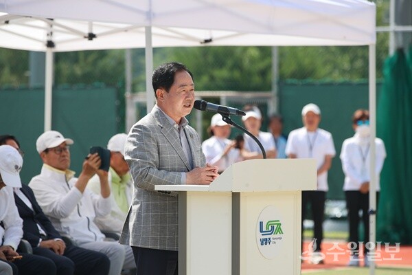 주광덕 남양주시장이 ‘2025 남양주시장배 다산 정약용 전국 테니스대회’ 개막식에서 개회사를 하고 있다. (사진=남양주시)