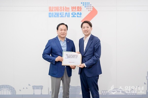 이권재 오산시장(왼쪽)과 이준석 국회의원이 초대형 물류센터 건립계획 전면 백지화 추진을 위해 공동대응키로 합의한 뒤 기념촬영을 하고 있다. (사진=오산시)