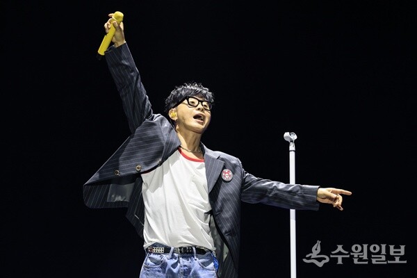 가수 이승환이 화성특례시 특별한 콘서트 무대에서 열정적인 라이브를 선보이고 있다. (사진=화성시)