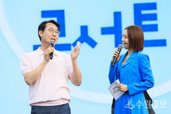 정명근 화성시장이 특별한 콘서트 무대에서 시민들에게 인사말을 전하고 있다. (사진=화성시)