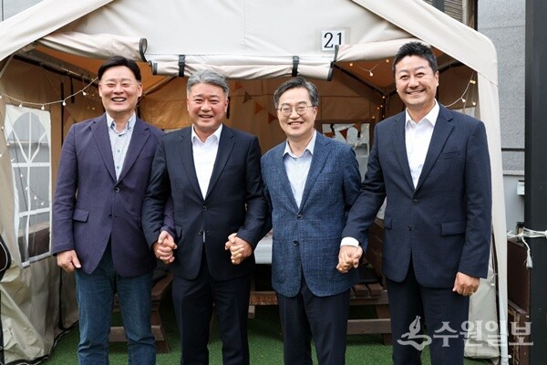 김동연 경기도지사(오른쪽 두번째)가 7일 오후 김진경 경기도의회 의장(오른쪽 첫번째), 최종현 더불어민주당 대표의원(왼쪽 첫번째), 김정호 국민의힘 대표의원과 만찬을 함께 한 뒤 기념촬영을 하고 있다. (사진=경기도)
