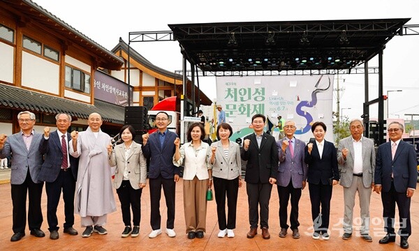 7일 '제34회 처인성문화제'에서 이상일 용인시장을 비롯한 내빈들이 기념촬영을 하고 있다. (사진=용인시)