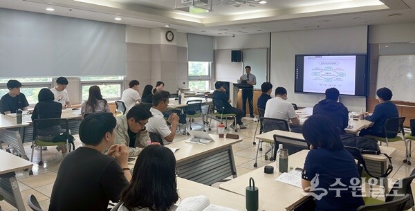 경과원이 ‘지역산업맞춤형인력양성사업’ 일환으로 추진하고 있는 ‘품질관리를 위한 사내표준화 실무’ 교육을 진행하고 있다. (사진=경과원)