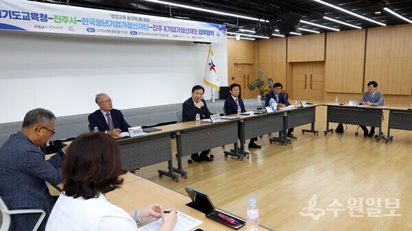 업무협약식에서 임교육감(중앙)이 인사말을 하고 있다.(사진=경기도교육청)