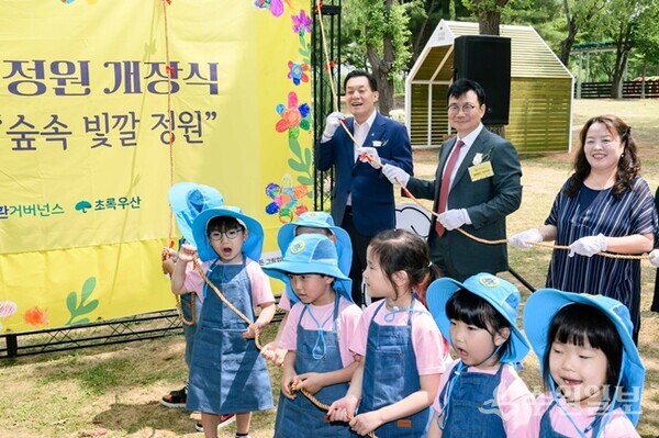 이재준 시장 (왼쪽에서 첫번째)이 개장식 참석자들과 함께하고 있다.(사진=수원시)