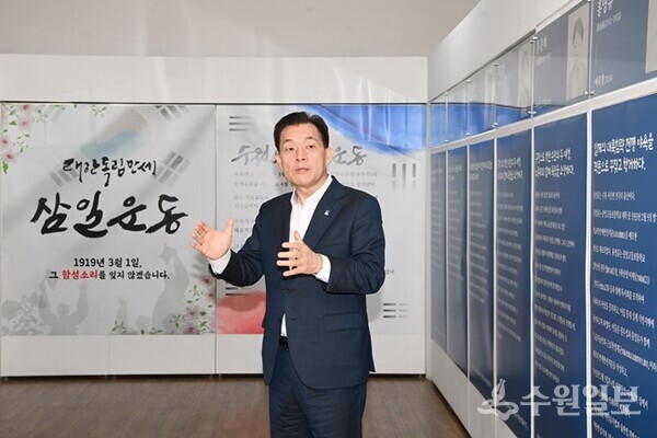 이재준 수원특례시장이 지난 3월 삼일절을 맞아 수원시청 로비에 마련된 수원 출신 독립운동가 전시를 둘러보고 있다.(사진=수원시)