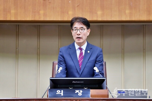 김학기 의왕시의회 의장이 10일 제312회 제1차 정례회 제1차 본회의에서 개회사를 하고 있다. (사진=의왕시의회)