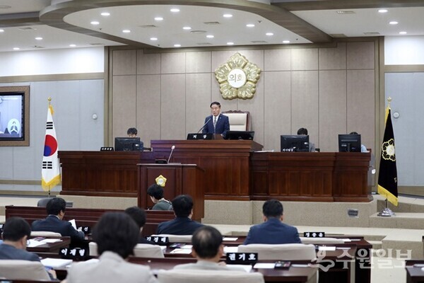 제393회 제1차 정례회에서 개회사를 하고 있는 이재식 수원특례시 의회 의장(사진=수원시의회)