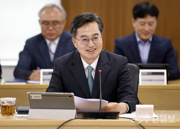 10일 오전 경기도청 율곡홀에서 김동연 경기도지사가 6월 도정열린 회의에서 모두발언을 하고 있다. (사진=경기도)