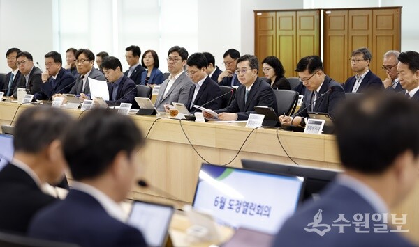 10일 오전 경기도청 율곡홀에서 김동연 경기도지사, 김성중 행정1부지사, 김대순 행정2부지사, 고영인 경제부지사 및 경기도 실 ,국장 등이 참석한 가운데 6월 도정열린 회의가 열리고 있다. (사진=경기도)