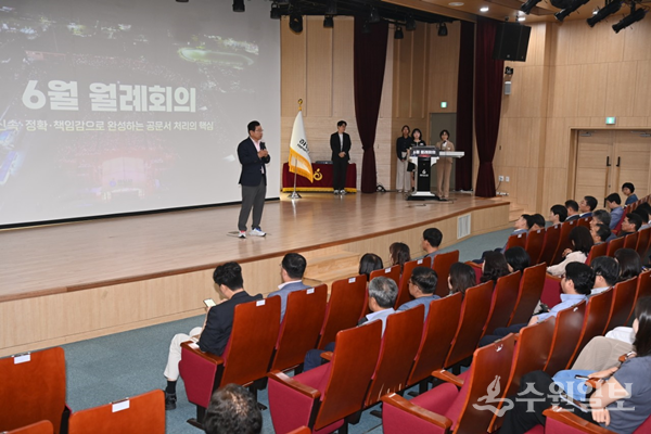 10일 시청 대강당에서 열린 6월 월례회의에서 이현재 하남시장이 인사말을 하고 있다. (사진=하남시)