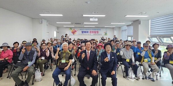김경희 이천시장(앞줄 오른쪽 첫번째)이 문화 활동에 참여하는 어르신들을 배웅하며 기념촬영을 하고 있다. (사진=이천시)