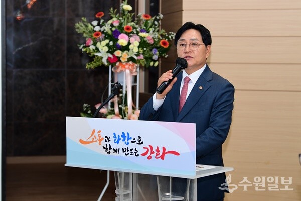 강화군 군민통합위원회 공식 출범식에서 박용철 군수가 인사말을 하고 있다. (사진=강화군)