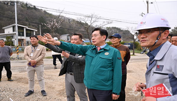 전진선 양평군수가 여름 장마철을 앞두고 관계자들과 함께 공사현장을 점검하고 있다.  (사진=양평군)