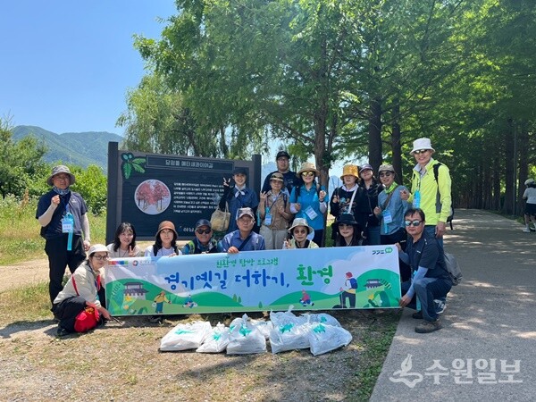 경기역사문화유산원의 '경기옛길 더하기, 환경' 2회차 행사 참여자들이 기념촬영을 하고 있다. (사진=경기문화재단)