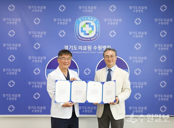김덕원 경기도의료원 수원병원장(왼쪽)과 정진영 성빈센트병원 의무원장이 핵심진료협력병원 협약을 체결한 뒤 기념촬영을 하고 있다. (사진=성빈센트병원)