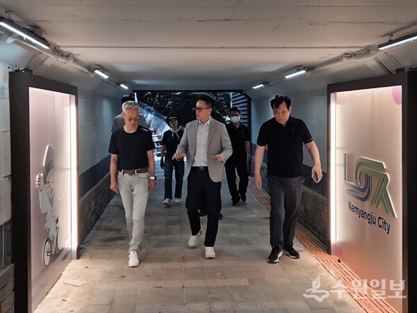 이기복 남양주시 다산행정복지센터장(가운데)이 공사가 마무리된 ‘도농사거리 보행통로 환경개선사업’현장을 지역주민과 함께 점검하고 있다. (사진=다산행정복지센터)